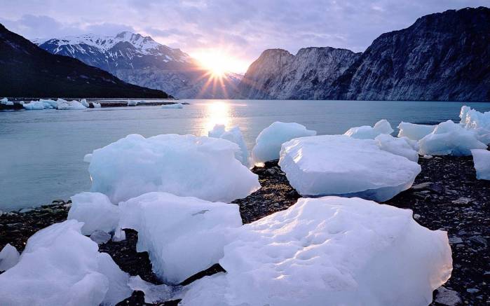 Широкоформатные обои Куски льда на закате, Ледяные глыбы на закате солнца