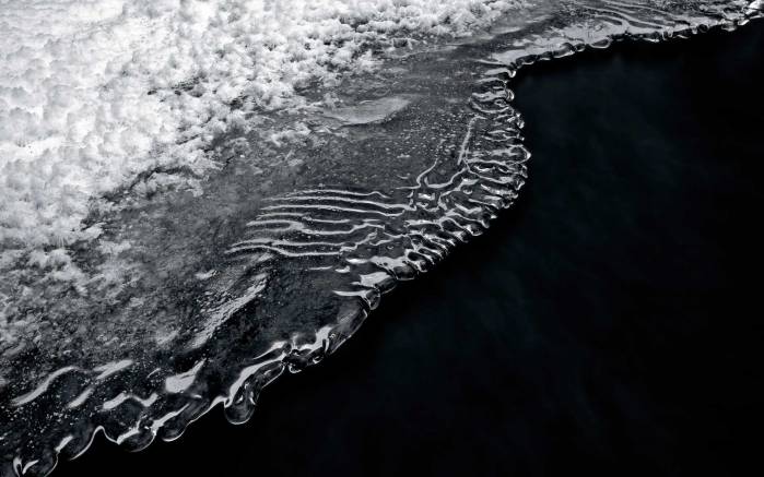 Широкоформатные обои Корочка льда на воде, Ажурный лед на воде