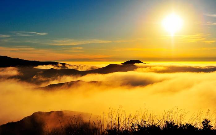 Широкоформатные обои Солнце и холмы, Солнце, холмы и туман