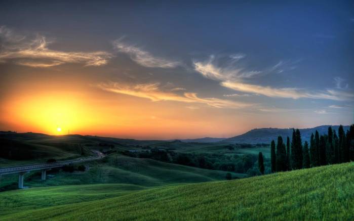 Широкоформатные обои Тосканский закат, Солнечный закат над зелеными полями