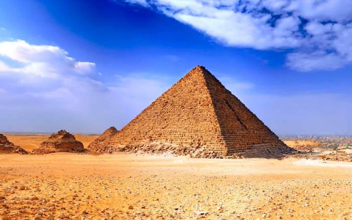 Широкоформатные обои Пирамида в пустыне, Египетская пирамида в песках