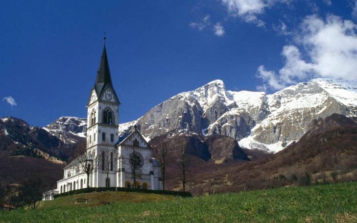 Широкоформатные обои Церковь в Дрезнице, Церковь в горах