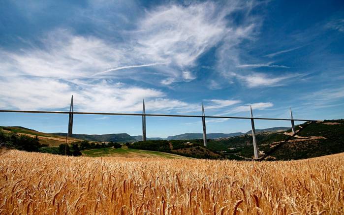 Широкоформатные обои Мост в поле, Мост в пшеничном поле