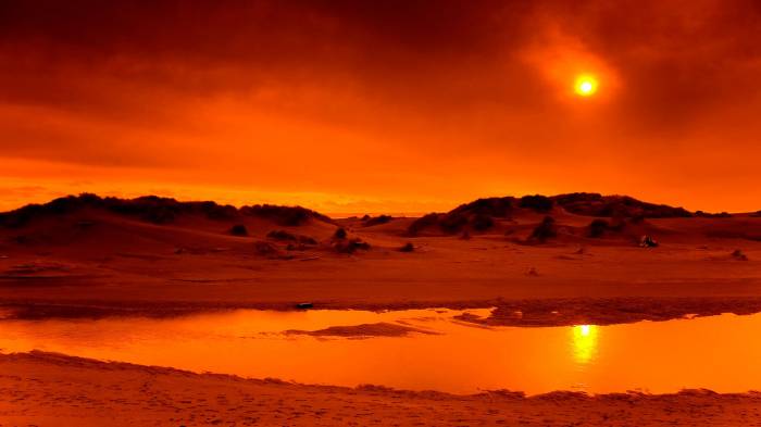 Широкоформатные обои Закат в пустыне, Красный закат солнца в пустыне