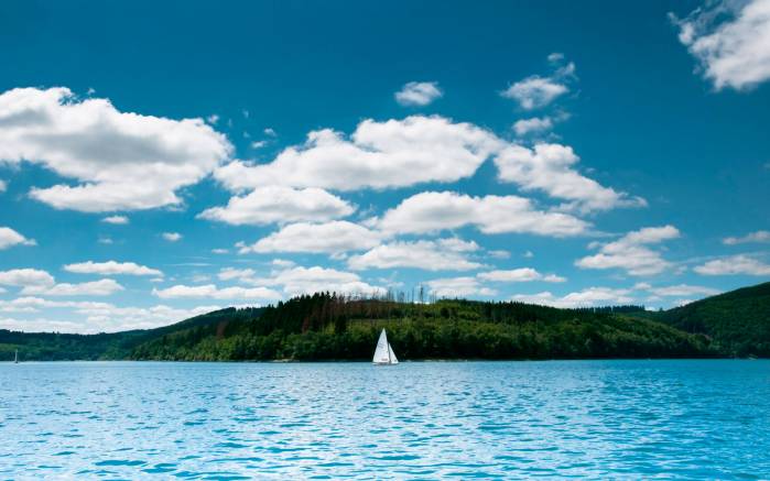 Широкоформатные обои Море, Парусник на море