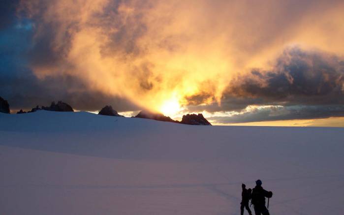 Широкоформатные обои Закат в снежных горах, Солнечный закат в горах
