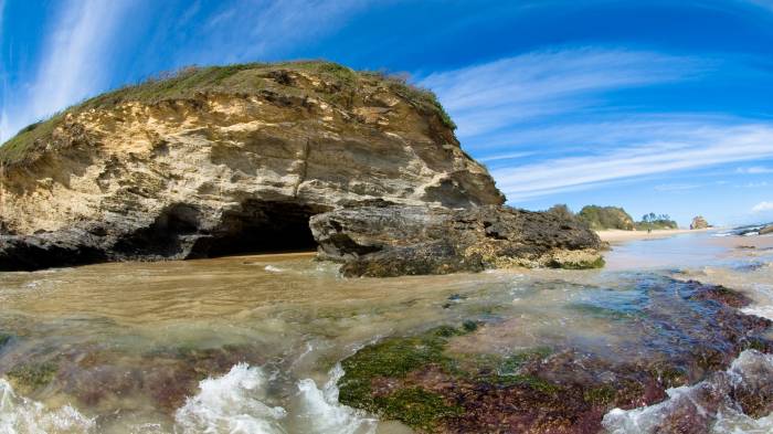 Широкоформатные обои Морская пещера, Пещера на пляже