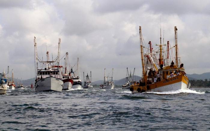 Широкоформатные обои Лодки на море, Рыбацкие лодки в море