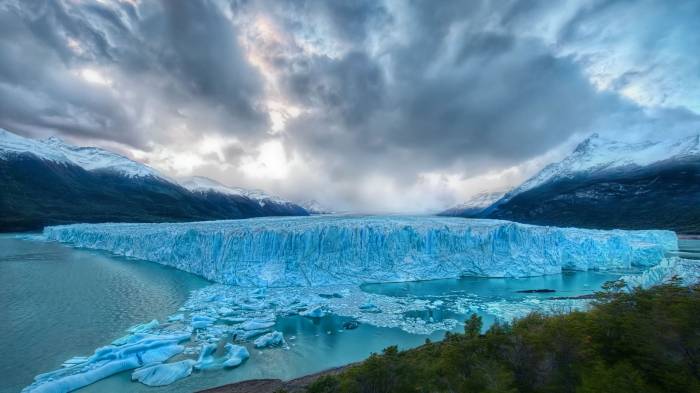 Широкоформатные обои Ледяное озеро, Небесные льдины