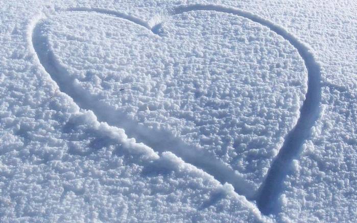 Широкоформатные обои Сердце на снегу, Нарисованное на снегу солнце