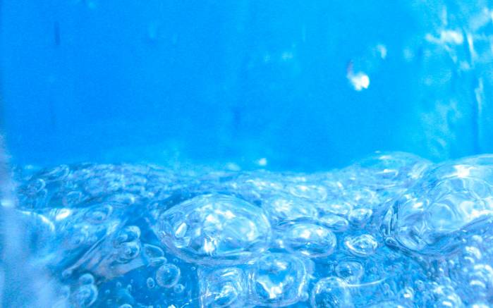 Широкоформатные обои Голубая невесомость, Пузырьки воздуха под водой