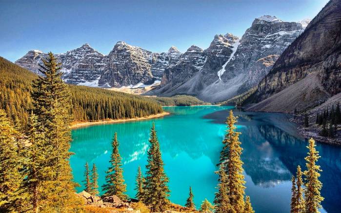 Широкоформатные обои Озеро в горах, Живописное голубое озеро в горах