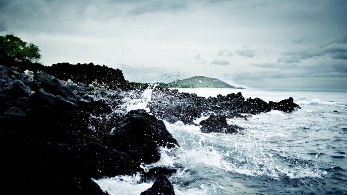 Широкоформатные обои Брызги океана, Волны бьются о скалы
