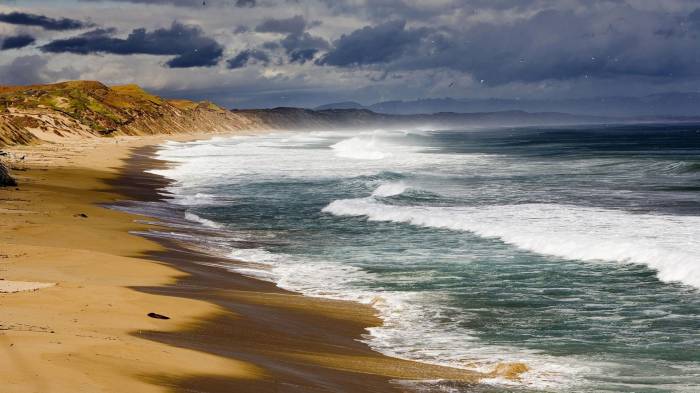 Широкоформатные обои Море и песок, Морские волны омывают песок