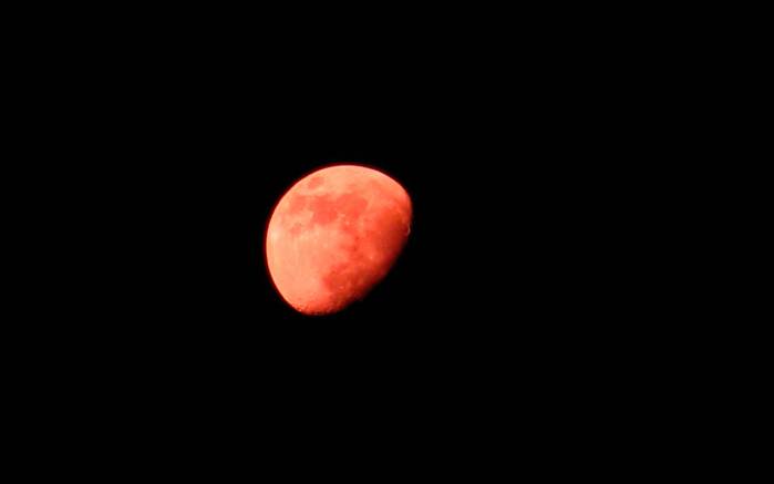 Широкоформатные обои Красная луна, Красная луна в ночном небе