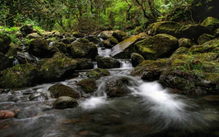 Широкоформатные обои Камни и водопад, Камни и живописный водопад