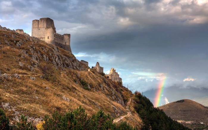 Широкоформатные обои Замок и радуга, Крепость на горе