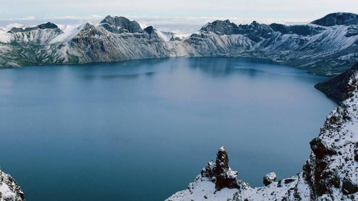Широкоформатные обои Удивительное озеро, Горы вокруг озера