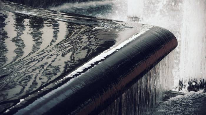 Широкоформатные обои Течение воды, Течение воды вниз