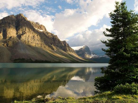 Широкоформатные обои Спокойное озеро, Отражение гор в спокойном озере