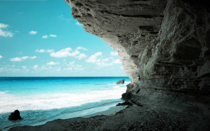 Широкоформатные обои Лазурное море у скал, Скалы у голубого моря