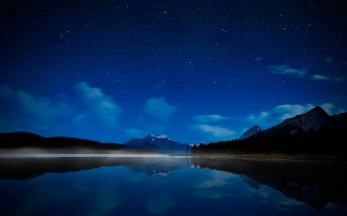 Широкоформатные обои Ночное отражение в озере, Звезды, отражающиеся в озере