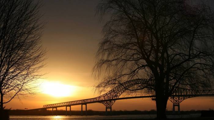 Широкоформатные обои Сонце над мостом, Заход солнца во Франции