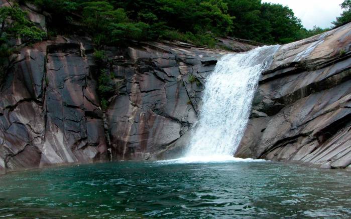 Широкоформатные обои Скалы и водопад, Каменная скала у водопада