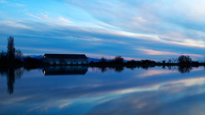 Широкоформатные обои Отражение в воде, Отражение дома в воде