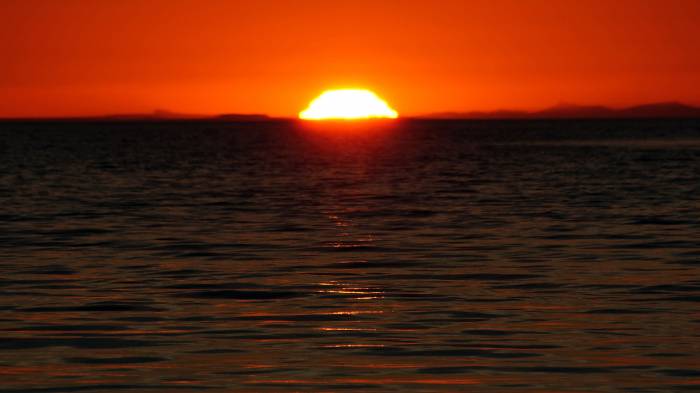 Широкоформатные обои Красный морской закат, Солнце в море