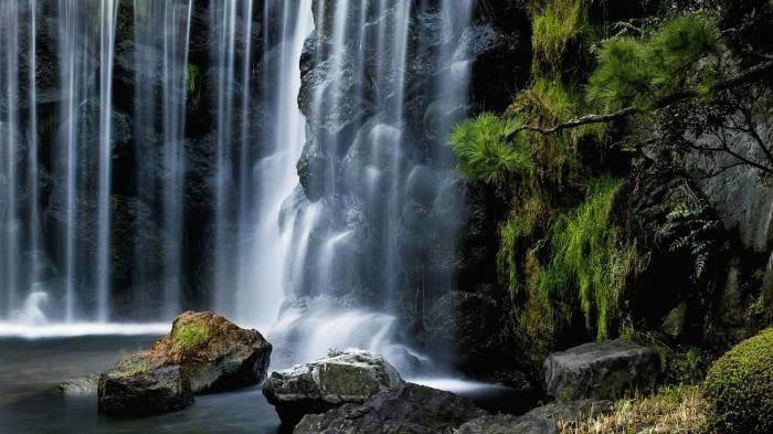 Широкоформатные обои Огромный водопад, Огромный водопад в лесу