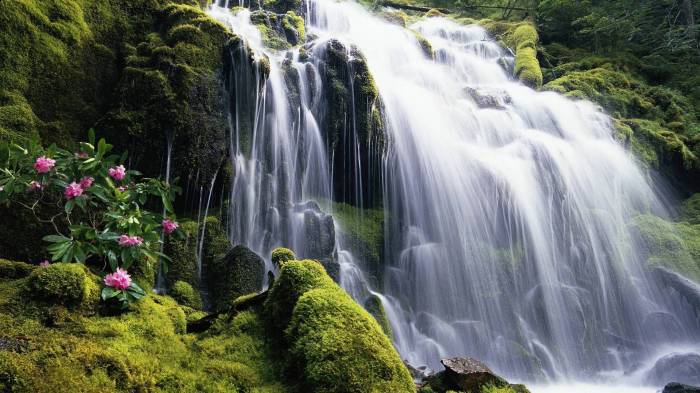 Широкоформатные обои Неизвестный водопад, Зеленая гора