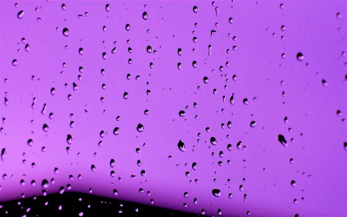 Широкоформатные обои Фиолетовые капли, Дождевые капли на стекле