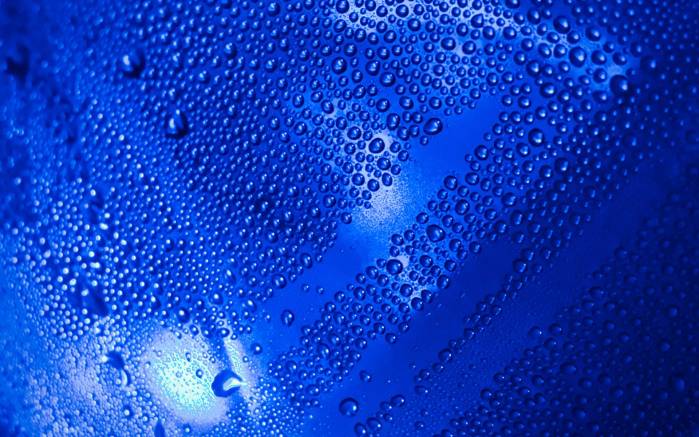 Широкоформатные обои Синие капли, Капли воды на синей поверхности