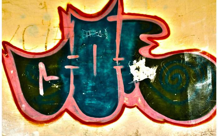 Широкоформатные обои Потертое граффити, Непонятое граффити на стене