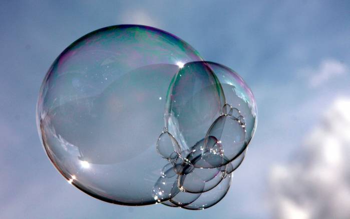 Широкоформатные обои Мыльный пузырь, Огромный мыльный пузырь