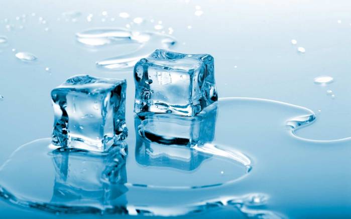 Широкоформатные обои Голубые кубики льда, Голубые кубики тающего льда