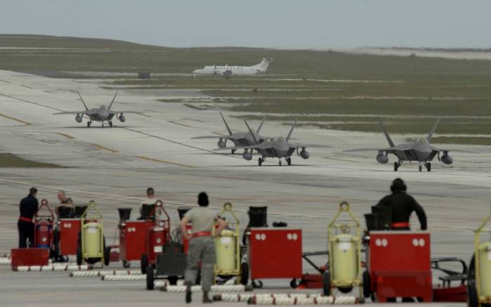 Широкоформатные обои F22 на взлете, F22 на взлетной полосе