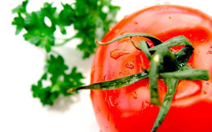 Широкоформатные обои Свежий томат, Красный помидор с зеленью