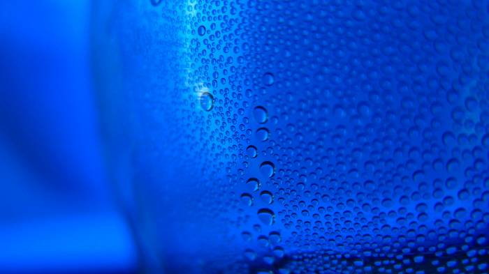 Широкоформатные обои Живая вода, Капли воды на голубом фоне