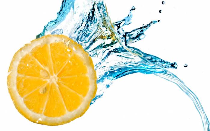 Широкоформатные обои Лимон в воде, Кусочек лимона в воде
