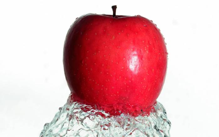 Широкоформатные обои Красное яблоко в воде, Красное яблоко в фонтане воды