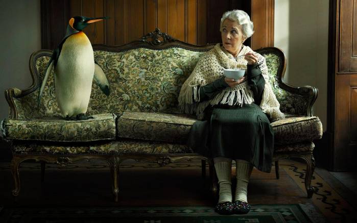 Широкоформатные обои Старушка и пингвин, Кушающая старушка и пингвин на диване