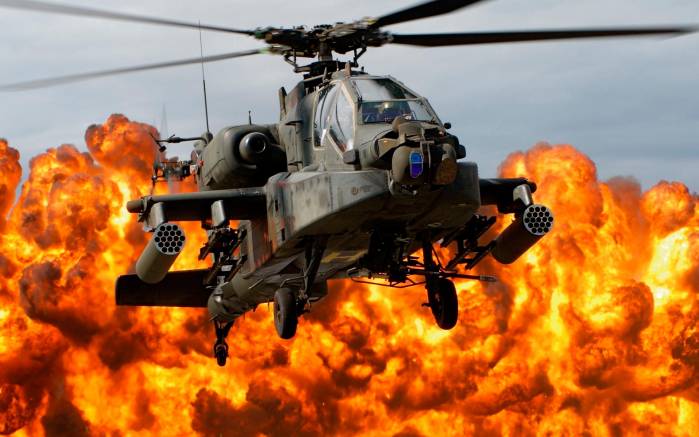 Широкоформатные обои Вертолет черный ястреб, Вертолет в пламени