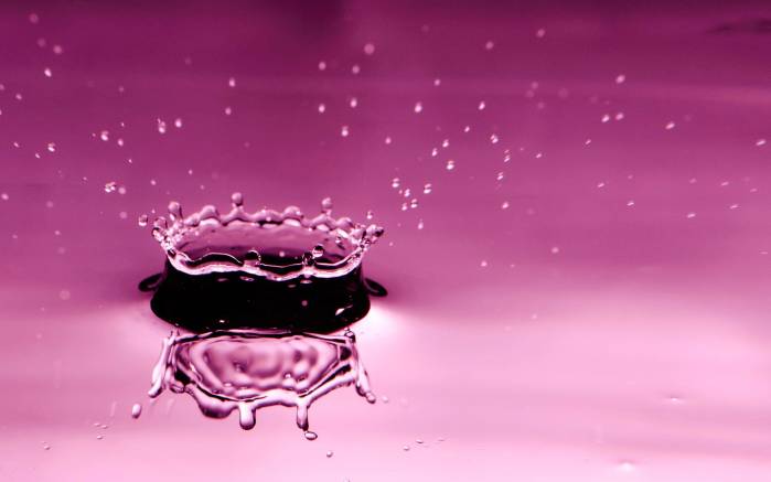 Широкоформатные обои Всплеск, Захватывающий фиолетовый всплеск воды