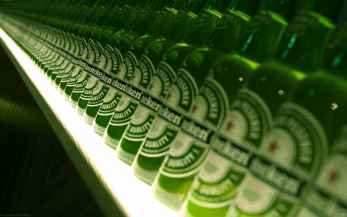 Широкоформатные обои Пиво Heineken, Пивные бутылки Хейнекен