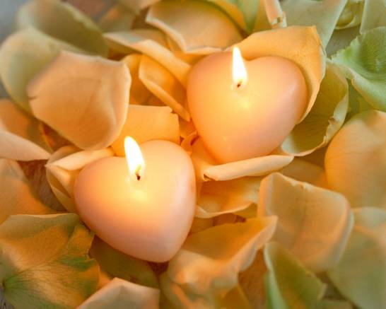 Широкоформатные обои Свечи-сердце, Белые свечи в виде сердца