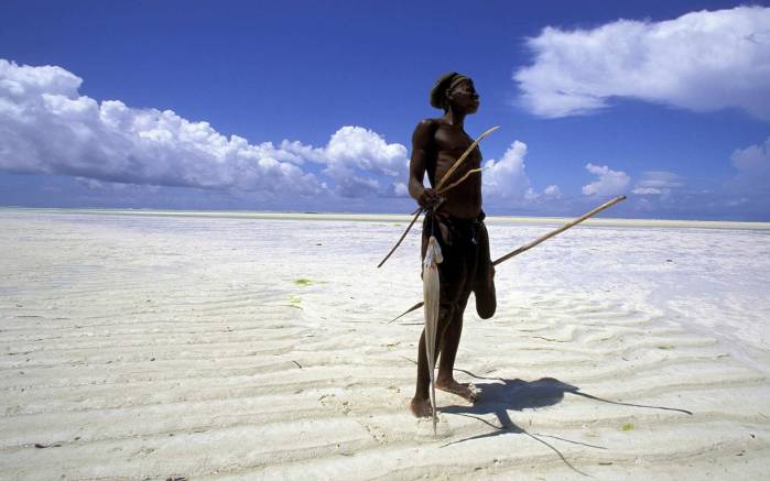 Широкоформатные обои Абориген на рыбалке, Чернокожий рыбак