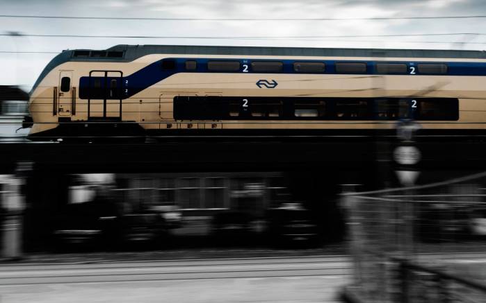 Широкоформатные обои Быстрее тени, Снимок мчащегося поезда