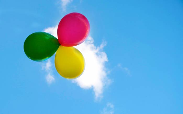 Широкоформатные обои Полёт шаров, Полёт радужных шариков на фоне неба